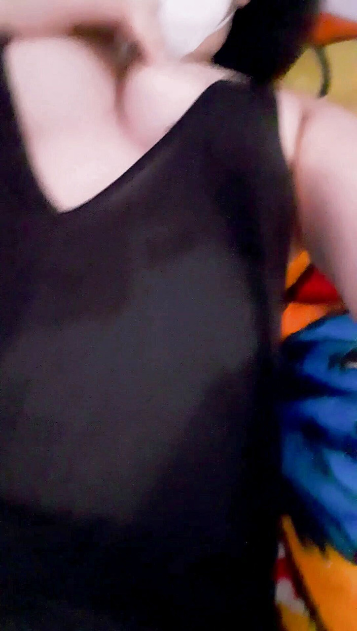 MIA_BEGUM_H: La donna si masturba durante la videochiamata