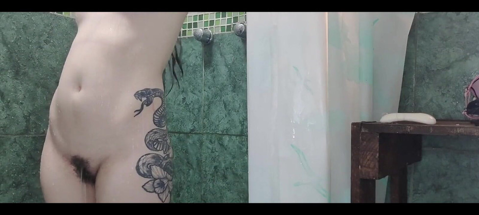 RavenHearth666VIP: 샤워하고 머리를 씻는 겸둥이 문신 소녀