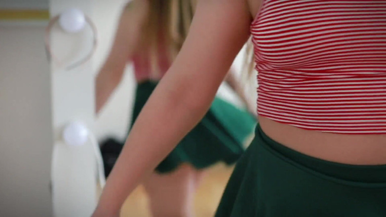 Loly Lola: Tombul hatun kamerada deliklerini gösteriyor