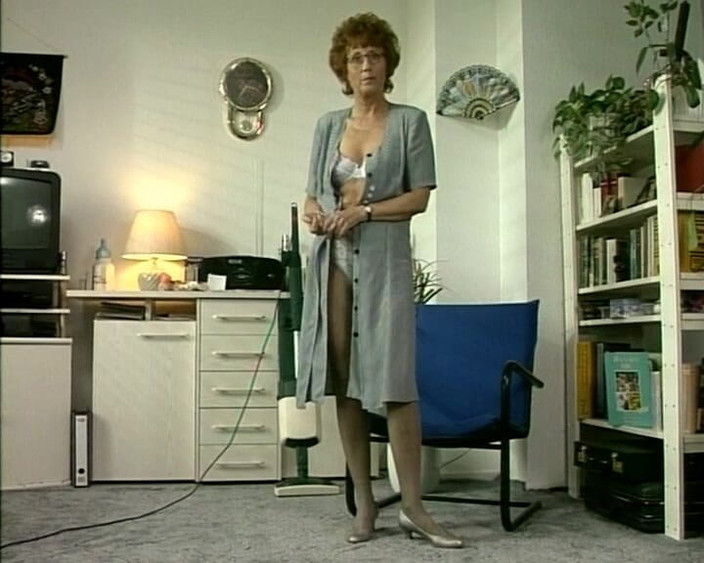 YOUR FIRST PORN: Kemaluan Lama Baru Dicukur - Nenek Marion