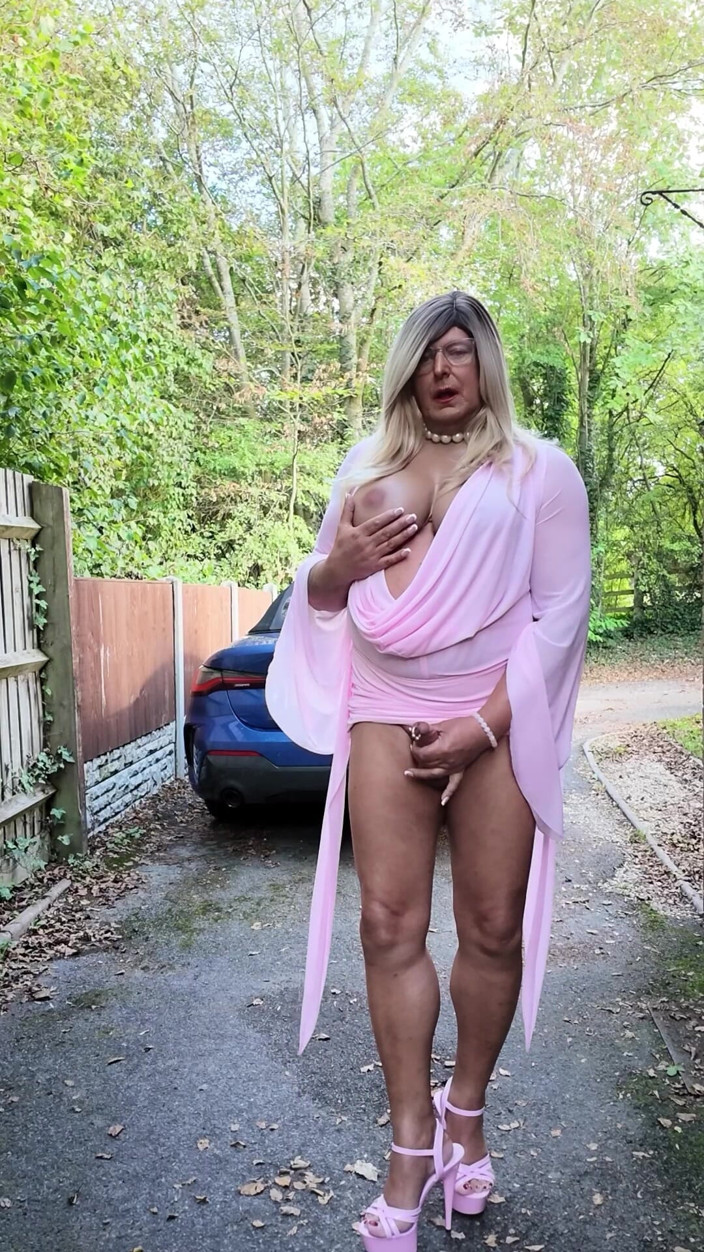 Kellycd2022: Sexy Crossdresser Kellycd2022 in My Sexy Pink Outfit and Heels