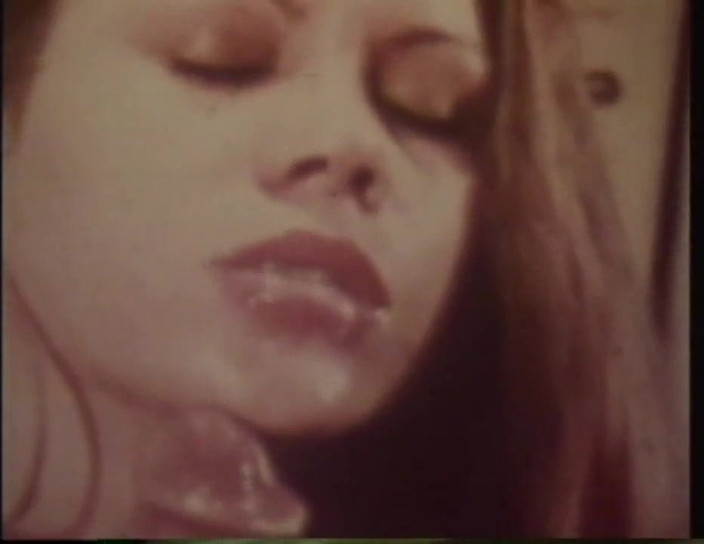 Vintage megastore: 阴毛浓密的复古美少女第一次尝试大黑屌