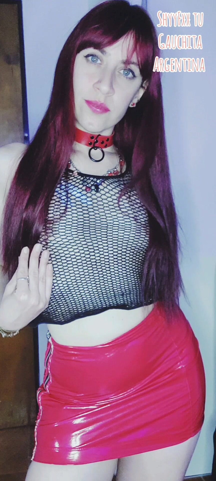 Tu Gauchita Argentina: ShyyFxx Stunning redhead dressed in tight red vinyl