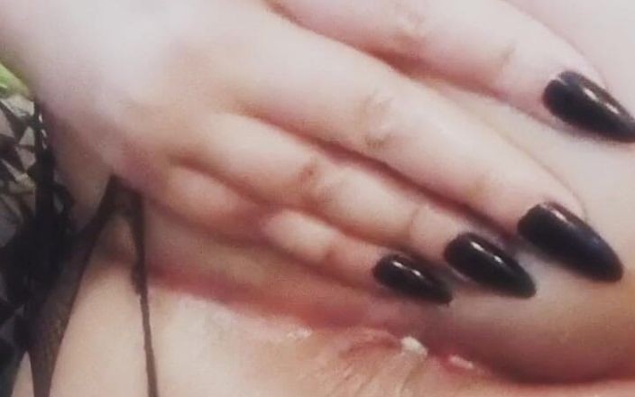 WildFlawiii: Echte amateur neukt haar strakke kontgaatje maar een dildo
