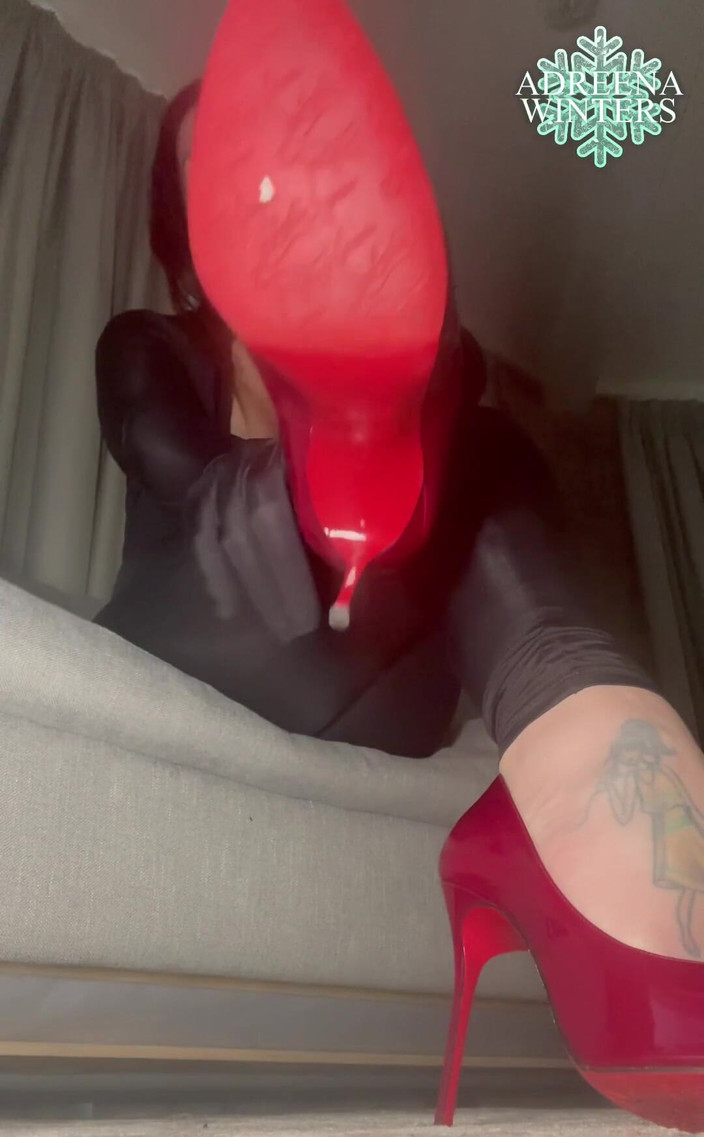 Adreena Winters: 在地板上，擦干净我的高跟鞋。