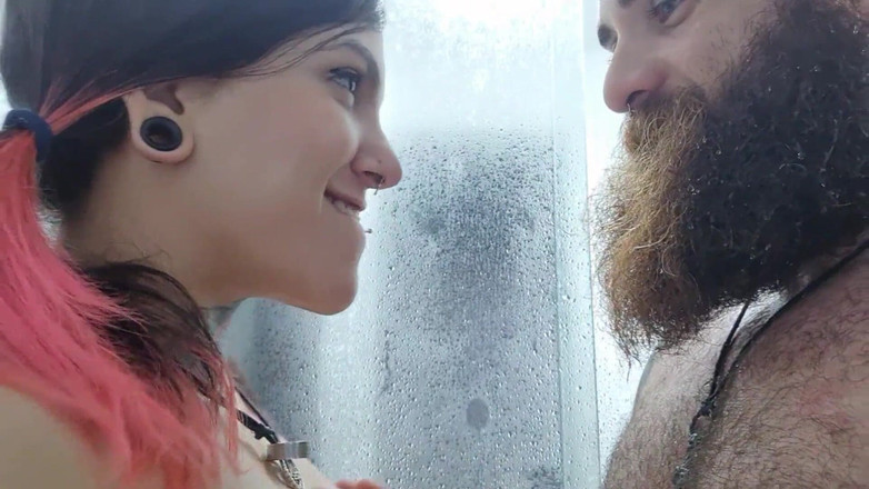 Iron Bikerr: Đụ đít và xuất tinh trên mặt Qween trong phòng tắm