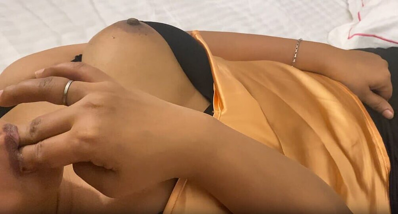 Arabicqueen: Dasy tante pijpbeurt haar vingers nauwelijks aan knappe vriendje