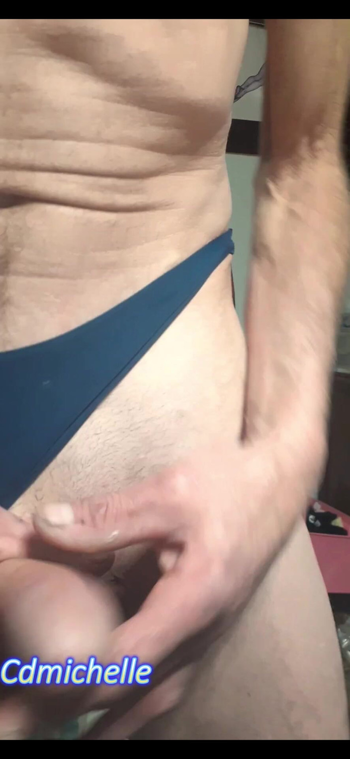 Crossdressers Cd Michelle wearing sexy lingerie: Crossdresser Michelle našel pár kalhotek nevlastní chůvy ležící na podlaze...