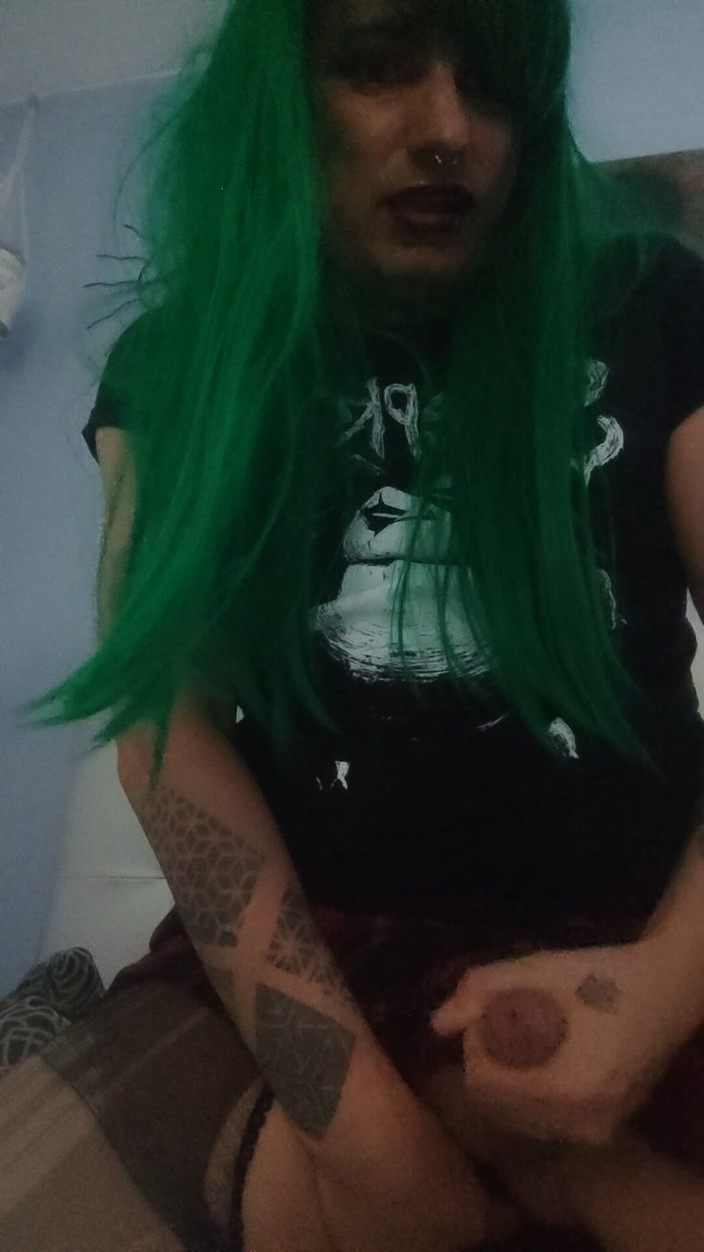 Alicia Moonkalation: Shemale punk german oferă solo spermă