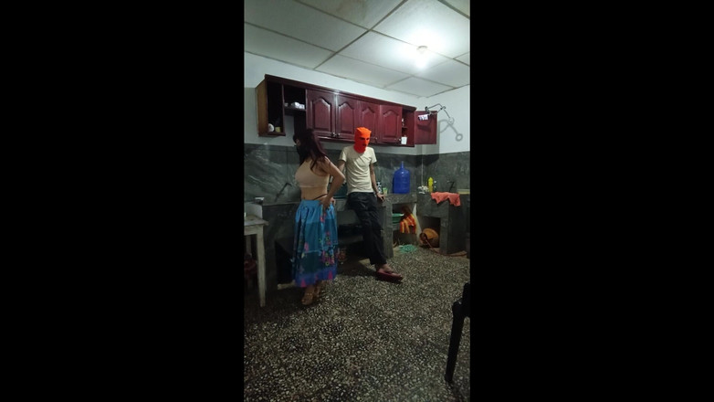 Goky: Nevlastní bratrocha to zvedne, aniž by se ho dotkla