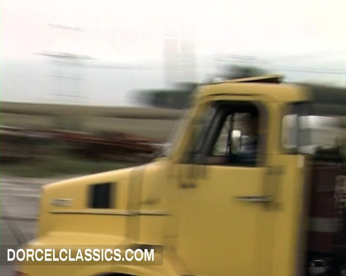 Dorcel classics: Dublă penetrare dură într-o benzinărie