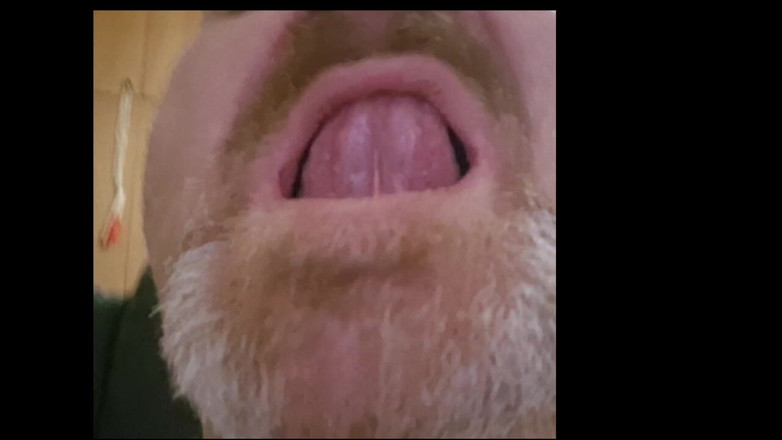 ChubbyDaddyBearLuka: El oso desdentado nos deja entrar en su boca - fetiche...