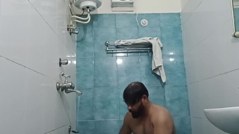 Daddy Dude: भारतीय नग्न डैडी हॉट शॉवर का मजा ले रहे हैं और अपना गीला शरीर दिखा रहे हैं