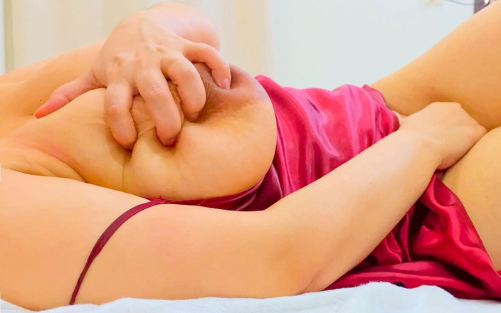 Faustina Pierre: 丰满熟女是如此饥渴，她穿着她的小性感红色丝绸内衣连衣裙自慰，直到她高潮