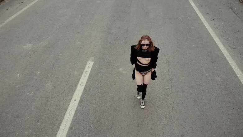 Dirty slut 666: Stygg Alice visar fitta röv och bröst på banan