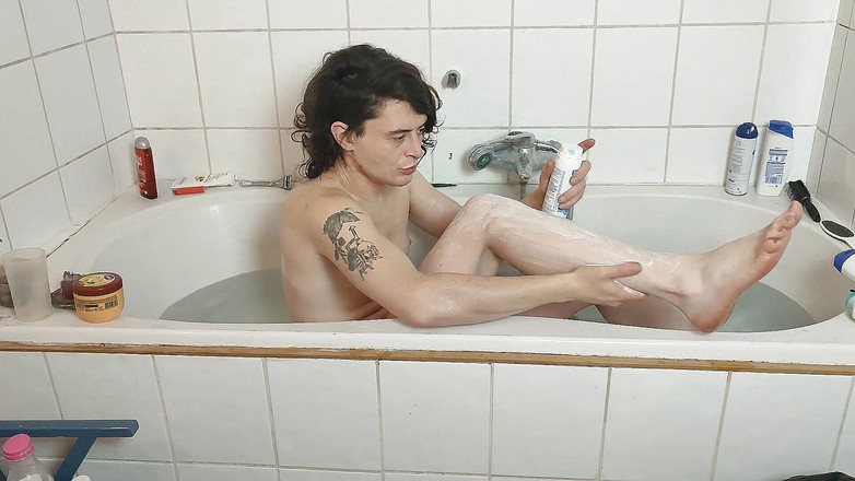 Sara B: Mencukur kakiku (Sara nb)