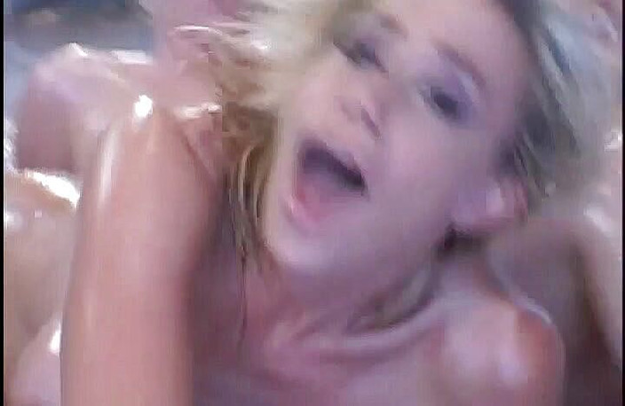 Perfect Porno: Un tip bogat căsătorit fute două fete sexy cu un...