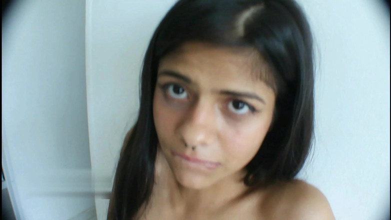 Britany: Une belle brune sexy vient se faire baiser la chatte