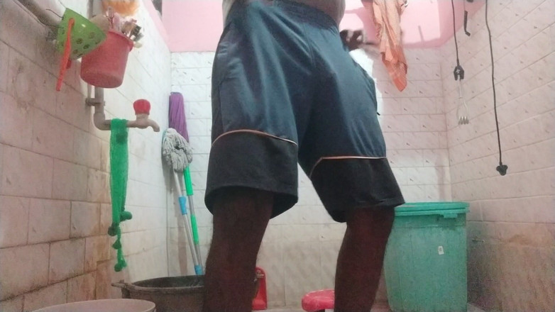 Tamil 10 inches BBC: Дези в ванной