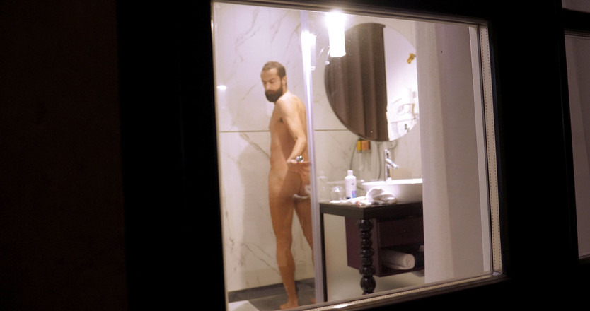 Jerking studs: Un mec sous la douche