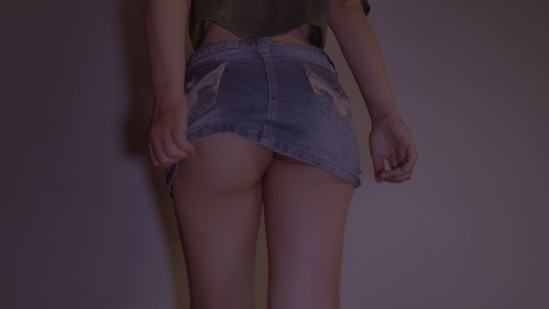 cumloverspinay: Mini-fustă cu cur probează tragerea - fără chiloți