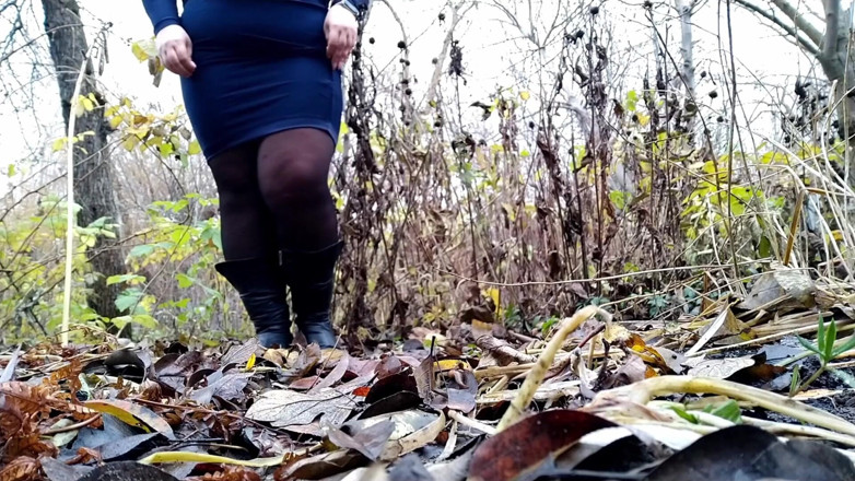 OurFetishLife: Večerní šaty nebrání dospělému močení