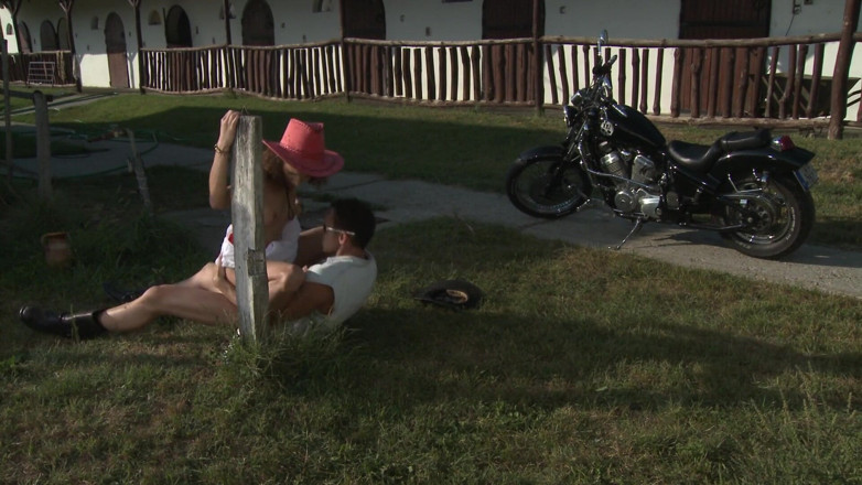 My MILF: Calda troia contadina cavalca uno stallone alla cowgirl al contrario...