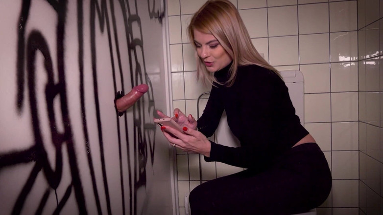 Jerk off and suck until the bitter end: Private videos amateur - ela implora por mais - 14 homens gozam no...