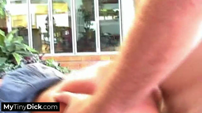 MyTinyDick: छोटे लंड वाला आदमी सेक्सी लाल बालों वाली से त्वरित लंड चुसाई कर रहा है