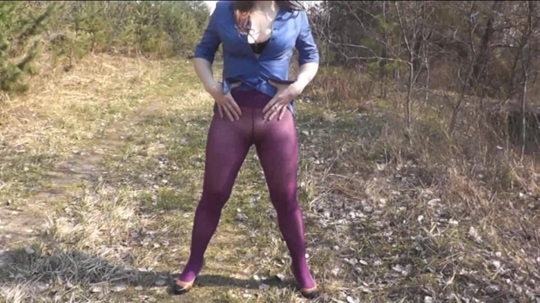 XXX-Platinum: Schattige milf pist buitenshuis in kleurrijke panty zonder slipje