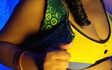 HotGirl21: Гаряча чуттєва дівчина бхабхі виконує своє сексуальне бажання, відкриваючи одяг, натискаючи на цицьки та сушиючи її цицьки