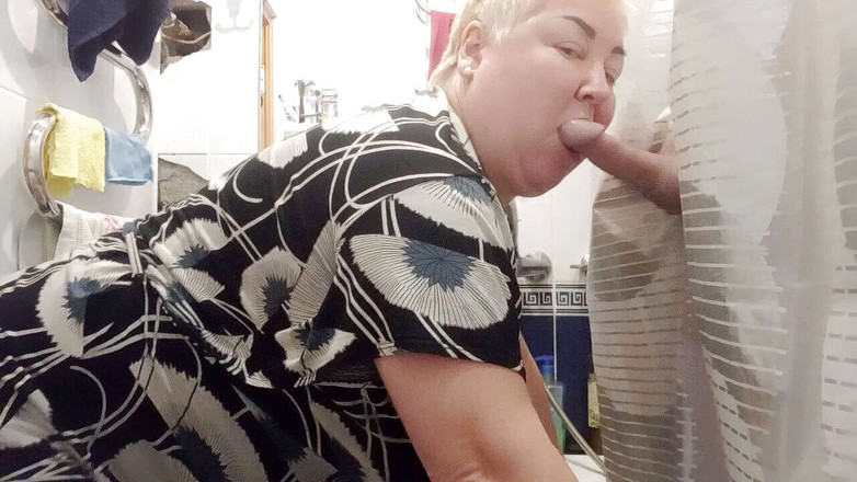 Zona901: Banyoda sakso çekiyor.