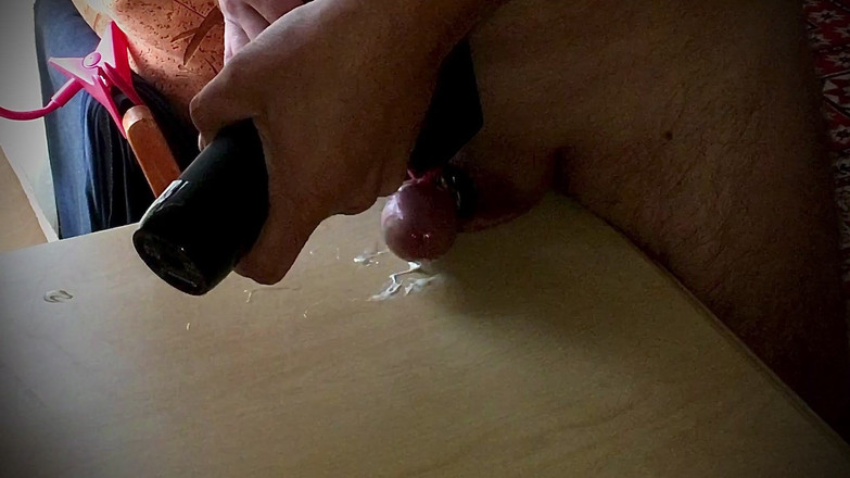 White Ukrainian Dick: Masturbarea cu un elastic de păr și un vibrator ca să...