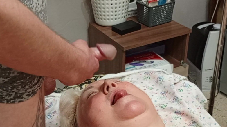 Zona901: 私がオナニーした後、隣人が口いっぱいに精液を浴びせる