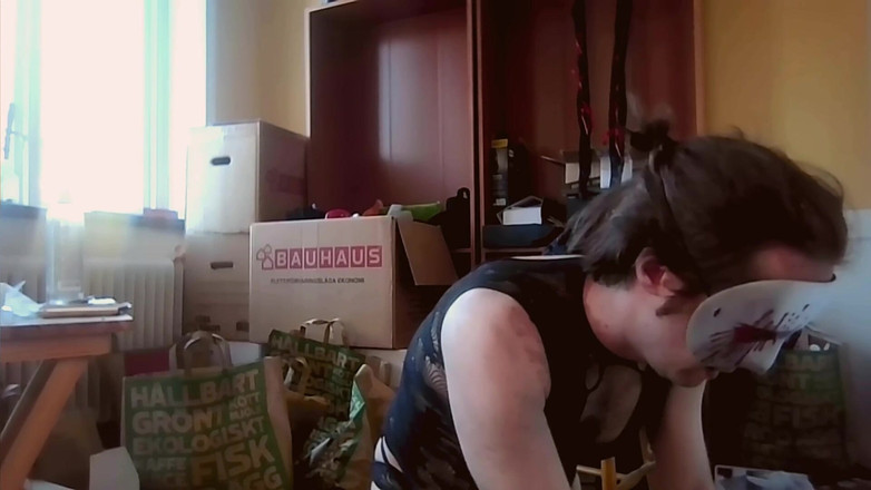 Oznob Oznofla: Sissyboy mostra la sua collezione di giocattoli sessuali