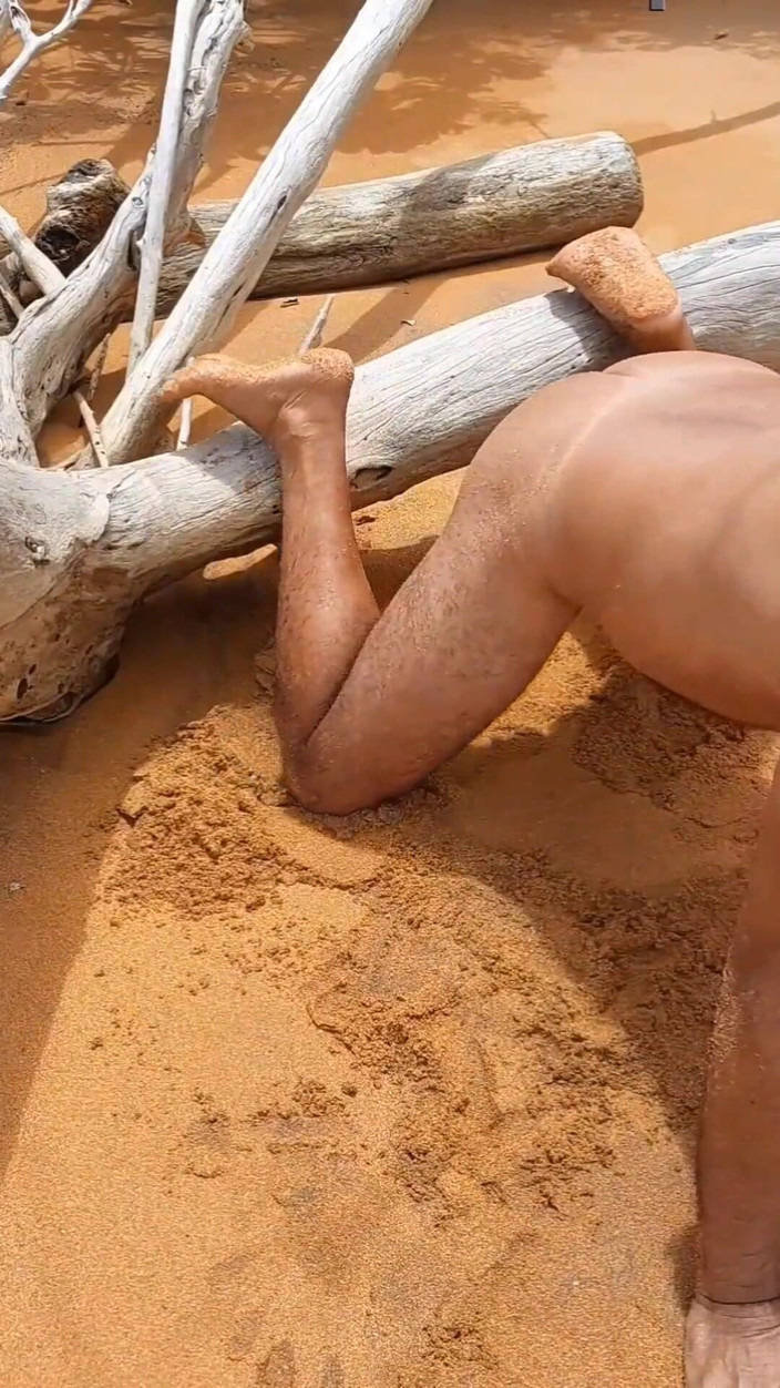 Ladysilvas: Ladysilva berbogel di pantai yang akan meletakkannya bagus dalam pantat...