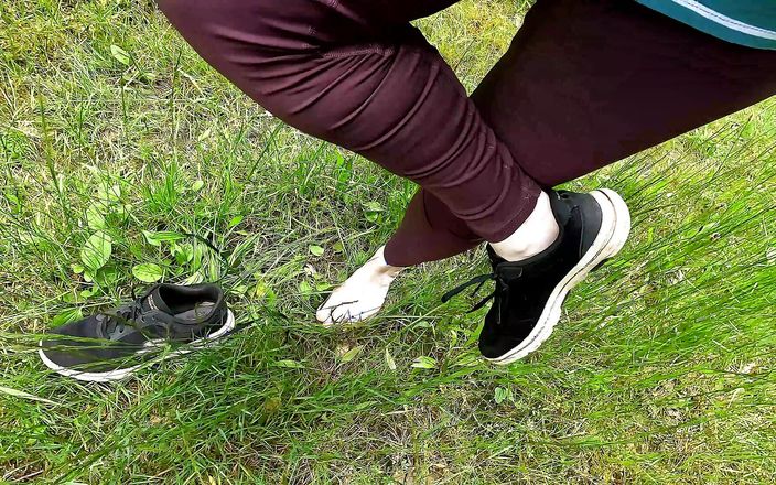 Bouncy Tits Action: 500 bofetadas en sus pechos desnudos en el bosque