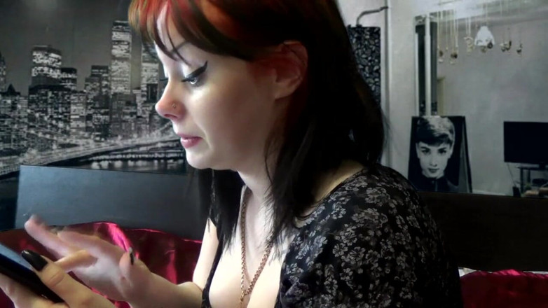 Goddess Misha Goldy: Very strongly itching nose everywhere
