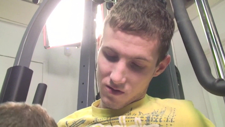 Gaylicious: 男友在健身房变得饥渴 - 坚硬的身体，硬鸡巴