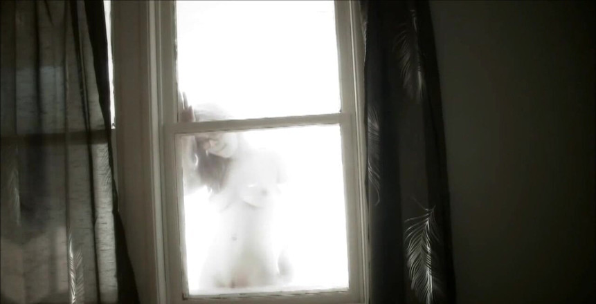 Kira Burn: Lízání okna fetiš - Kira Burn