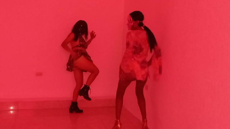 Martin13: Le migliori amiche si riuniscono per fare una danza sensuale...