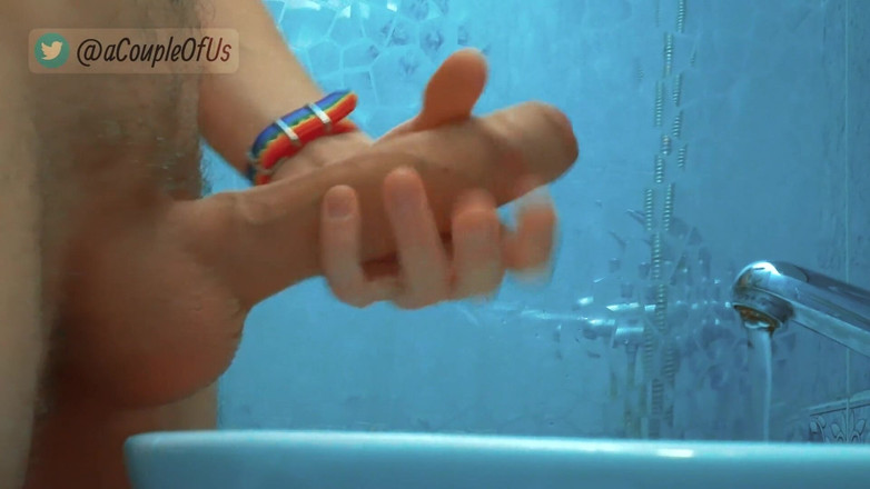 ACoupleOfGuys: 핫한 데이트 중에 블루볼을 얻었습니다. 화장실에서의 거대한 신중한 정액