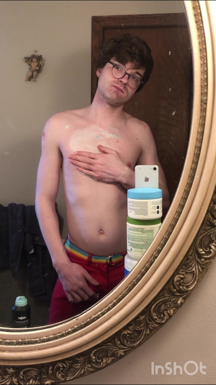 Niko Springs: Radendo il mio corpo caldo e mostrando il mio corpo...