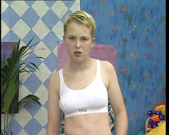 YOUR FIRST PORN: Erstes Casting von schuechterne Tina softclip 第一次试镜害羞的tina softclip