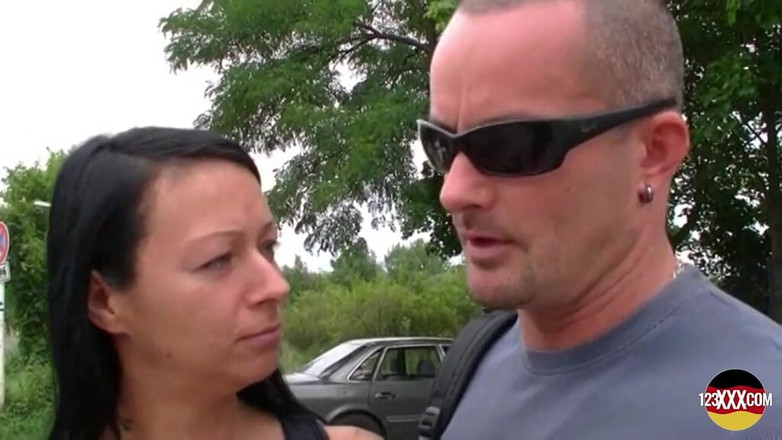 123XXX - 100% Amateurs: Tetovaná německá holka s tmavými vlasy šuká u jezera