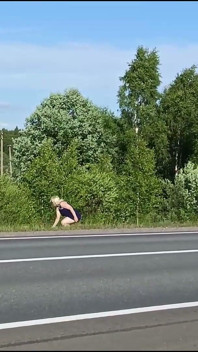 Saya membuang seluar dalam saya di jalan raya