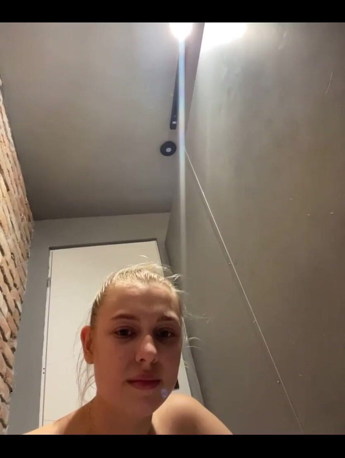 JuiceLussie: 观看当我被大鸡巴操时我的奶子是如何摇晃的