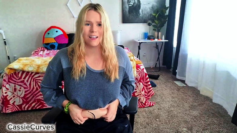 Cassie Curves: Gorda caliente bimbo pastilla parte 1