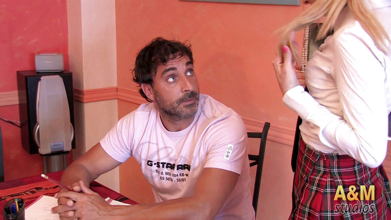 A&M Studios: युवा छात्र सेक्स के बदले में अनुमोदित परिवर्तन।