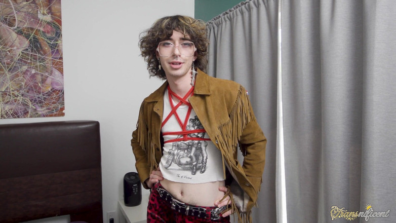 Transnificent: Il debutto sexy di tali Tee!